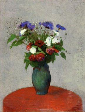 Vase mit Blumen auf einem roten Tischtuch