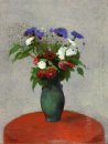 Vase de fleurs sur une nappe rouge