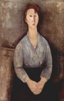 mujer sentada weared en blusa azul 1919