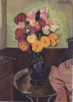 Blumen-Vase auf einem runden Tisch 1920