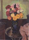 Vase de fleurs sur une table ronde 1920