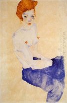 Chica sentado con el torso desnudo y la luz falda azul 1911