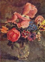 Coquelicots, roses, bleuets et autres fleurs dans un vase en ver