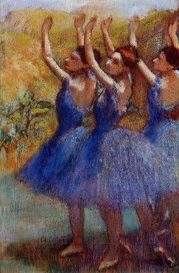 trois danseurs dans des jupes violettes