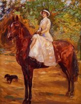 Dame in Witte Jurk op Paardrijden