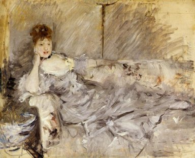 Giovane Donna In Grigio Reclining