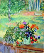 Ein Blumenstrauß der Blumen auf dem Balkon 1924