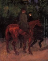 Homme et femme d'équitation à travers les bois