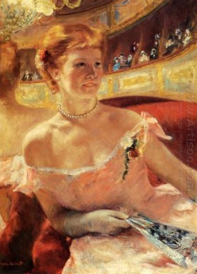 Femme avec un collier de perle dans un Loge